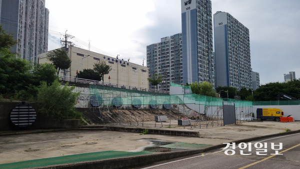 왕숙천을 따라 걷다보면 수택빗물펌프장과 마주한다. 건물 아래 동그란 뚜껑으로 하천의 유량과 도심의 우수를 관리한다고 한다. 2025.7.18 구리/권순정기자 sj@kyeongin.com