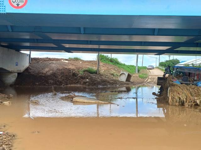 예산군 삽교읍 인근에 물이 빠지지 않아 도로가 끊겨 있다. 사진=권혁조 기자.
