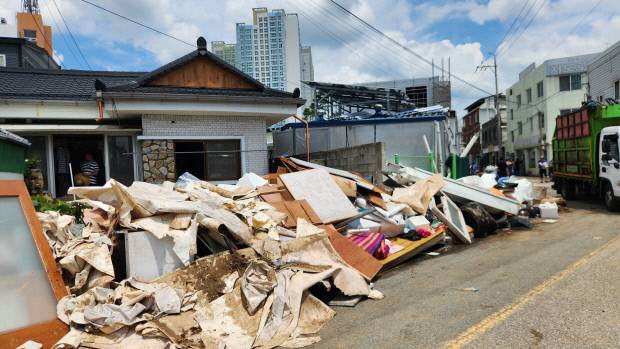 20일 찾은 광주 북구 신안동. 주민들이 폭우로 인해 엉망이 된 집 내부와 장판, 가전제품, 집기 등을 밖으로 내놓았다. 비가 그친 뒤 찾아온 무더위 속에서도 복구작업이 계속되고 있다. 이정준 기자