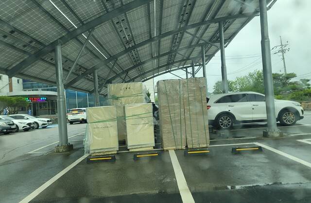 지난 15일 납품된 실험 장비가 진안홍삼연구소 주차장에 하차된 채 방치돼 있다. 진안=국승호 기자