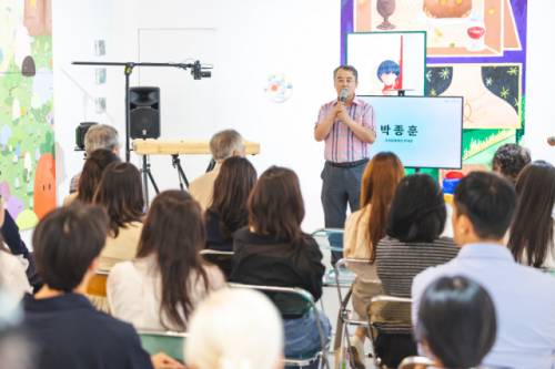 ◇춘천문화재단(이사장:박종훈)과 노원문화재단(이사장:강원재)이 공동 주최한 신진 예술인 교류 전시 ‘엉겨버린 감각들’ 개막식이 지난 12일 춘천 문화공간 역에서, 지난 14일 경춘선숲길 갤러리에서 성황리에 열렸다. 사진은 지난 12일 춘천에서 진행된 개막식 사진.