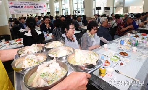 절기상 초복인 20일 강릉영동대에서 지역어르신 건강기원 오찬 행사가 열려 참석한 어르신들이 삼계탕을 먹고 있다. 이날 행사는 봉사단체인 ‘십시일반(회장: 변낙선)’ 과 예비사회적기업 숲과 함께, 강릉영동대 등이 주최 주관해 올해 두 번째로 지역어르신들에게 삼계탕을 대접했다. 강릉=권태명기자