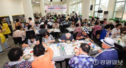 절기상 초복인 20일 강릉영동대에서 지역어르신 건강기원 오찬 행사가 열려 참석한 어르신들이 삼계탕을 먹고 있다. 이날 행사는 봉사단체인 ‘십시일반(회장: 변낙선)’ 과 예비사회적기업 숲과 함께, 강릉영동대 등이 주최 주관해 올해 두 번째로 지역어르신들에게 삼계탕을 대접했다. 강릉=권태명기자