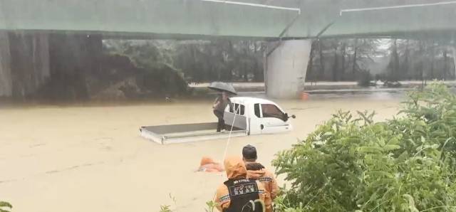 지난 17일 산청군 신안면 지하도 침수로 소방대원들이 운전자를 구조하고 있다. 경남소방본부 제공