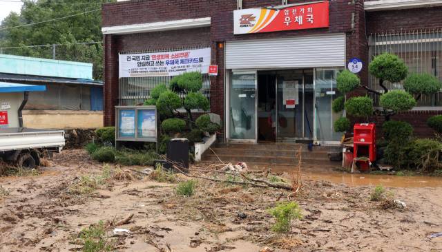 20일 경남 합천군 가회면 봉기마을 우체국 앞이 집중호우와 하천 범람으로 떠밀려온 진흙으로 뒤덮여 있다. 연합뉴스