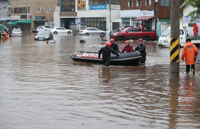119구조대원들의 활동 모습. 연합뉴스