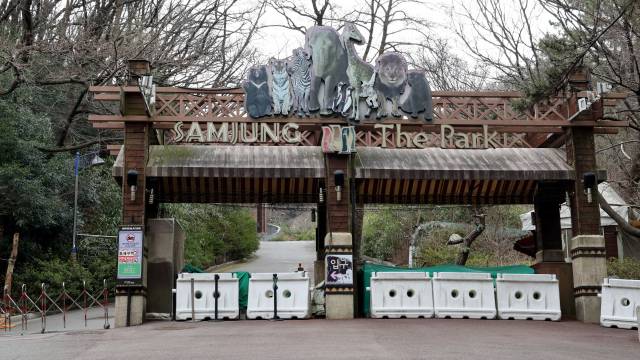 부산 유일의 동물원 부산진구 초읍동 삼정더파크 정문이 굳게 닫혀 있다. 2014년 개장한 삼정더파크는 적자와 운영 비용 등을 견디지 못해 2020년 4월 문을 닫아 휴원 4년째를 맞고 있다. 정종회 기자 jjh@