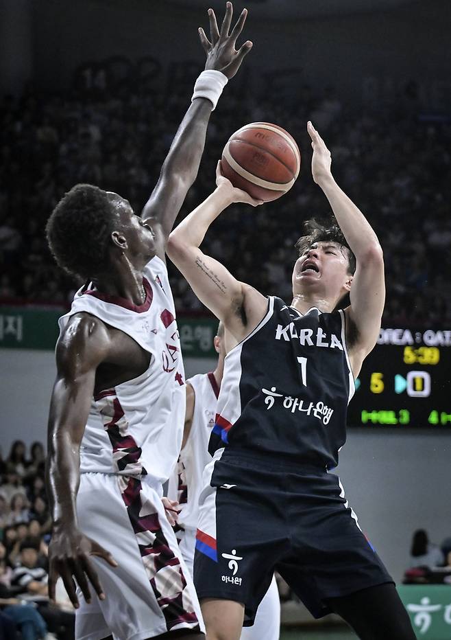 20일 경기도 안양정관장아레나에서 열린 하나은행 초청 2025 남자농구 국가대표 평가전 카타르와의 경기에서 이현중이 골밑슛을 시도하고 있다. 연합뉴스