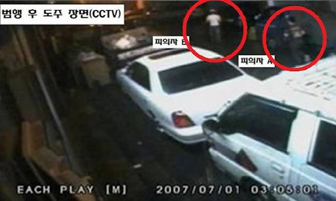 2007년 발생한 인천 남촌 택시 기사 살인사건의 범인 A씨와 B씨가 사건 현장 인근 CCTV에 포착된 모습. (사진=인천경찰청, 유튜브 캡처)