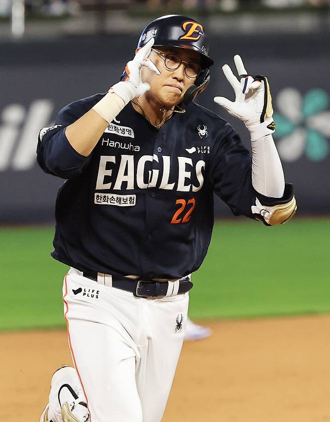 20일 수원케이티위즈파크에서 열린 2025 KBO리그 프로야구 한화이글스와 KT위즈 경기. 9회초 1사 주자 만루에서 한화 채은성이 만루홈런을 치고 베이스를 돌고 있다. 사진=연합뉴스