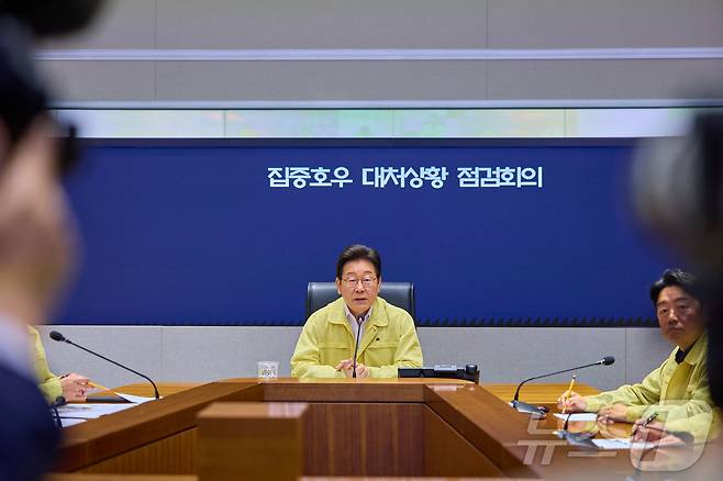 이재명 대통령이 18일 서울 종로구 정부서울청사 중앙재난안전상황실 서울상황센터에서 열린 집중호우 대처상황 점검회의에서 발언하고 있다. (대통령실 제공. 재판매 및 DB금지) 2025.7.18/뉴스1 ⓒ News1 이재명 기자