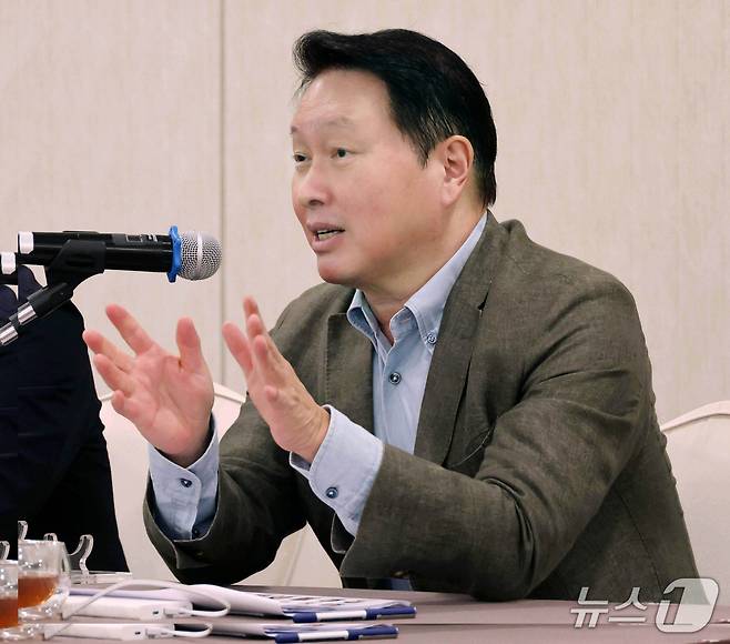 최태원 대한상공회의소 회장이 17일 대한상의 하계포럼 기자간담회에서 발언하고 있다. (사진제공 = 대한상의) ⓒ News1 박기호 기자