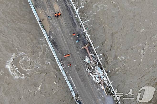 20일 경기 가평군 조종면 대보교에서 물이 범람하는 사고가 발생해 소방대원들이 현장을 통제하고 있다. 2025.7.20./뉴스1 ⓒ News1 신웅수 기자