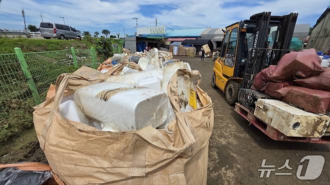 20일 아산 염치읍 일회용품 유통업체에서 폭우로 침수 피해를 입은 일회용품을 폐기하고 있다.2025.7.20/뉴스1ⓒNews1 이시우 기자