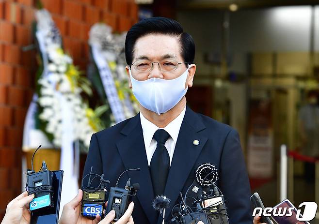 이영훈 여의도순복음교회 담임목사가 15일 서울 여의도순복음교회 대성전 1층 베다니홀에 마련된 빈소앞에서 기자들과 인터뷰하고 있다. (국민일보 제공) 2021.9.15/뉴스1