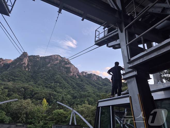 20일 오후 강원 속초시 설악산국립공원 케이블카 탑승장에서 직원들이 고장난 유압호스를 고치고 있다. 2025.7.20/뉴스1 ⓒ News1 윤왕근 기자