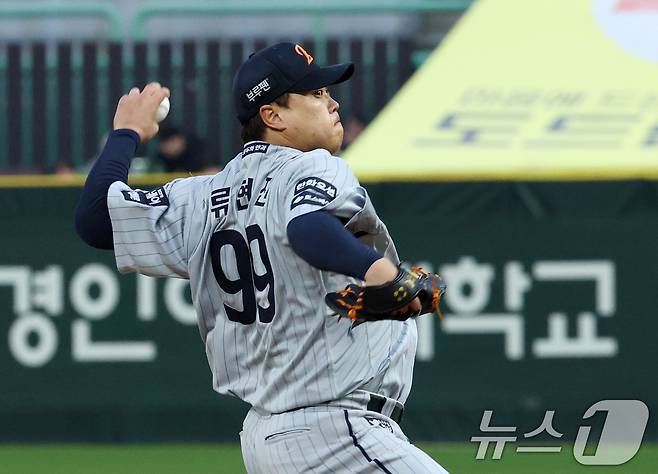 역투하는 한화 이글스 투수 류현진. 2025.4.17/뉴스1 ⓒ News1 박세연 기자