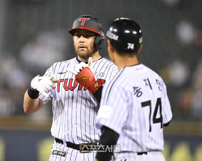 LG 오스틴이 12일 서울 잠실구장에서 열린 2025 KBO리그 SSG와 경기 5회말 1사1루 좌전안타를 친 후 세리머니를 하고 있다. 잠실 | 최승섭기자 thunder@sportsseoul.com