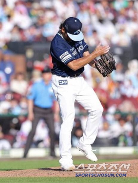 이토는 19일 라쿠텐전에서 매 이닝 주자를 내보냈다. 어려운 승부로 고전했으나 7회까지 2실점으로 막고 통산 4번째 10승 고지에 도달했다. 사진캡처=니혼햄 파이터스 SNS