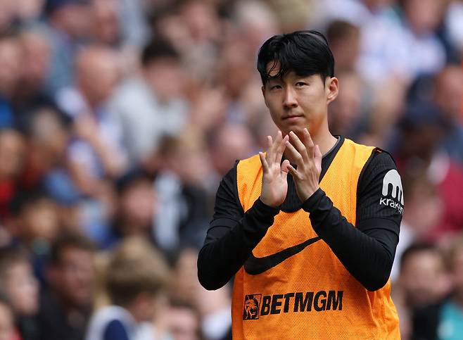 '캡틴' 손흥민이 토트넘 유니폼을 입고 프리시즌 첫 경기를 소화했다. 손흥민은 19일(한국시각) 영국 버크셔의 셀렉트 카 리징 스타디움에서 열린 잉글랜드 리그원(3부리그) 소속의 레딩과의 친선 경기에서 후반 시작과 함께 교체투입돼, 경기가 끝날때까지 그라운드를 누볐다. 휴식기 이후 처음으로 치르는 경기인만큼, 100%의 모습은 모습은 아니었다. 손흥민은 공격 포인트를 올리지 못했다.
<저작권자(c) 연합뉴스, 무단 전재-재배포, AI 학습 및 활용 금지>