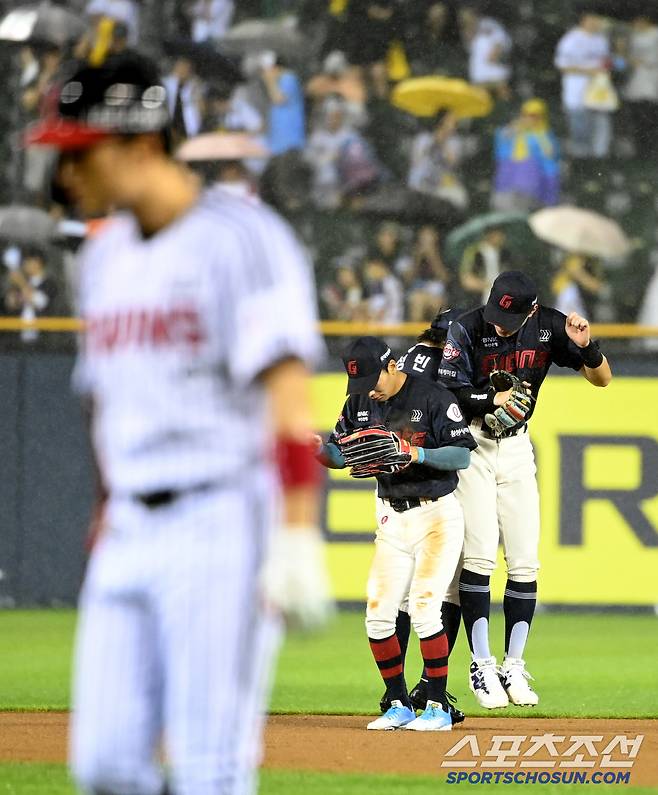 19일 잠실야구장에서 열린 롯데와 LG의 경기, 롯데가 6대1로 승리했다. 승리의 기쁨을 나누는 황성빈 장두성 윤동희의 모습. 잠실=허상욱 기자wook@sportschosun.com/2025.07.19/