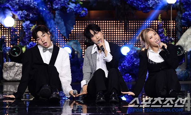 제4회 청룡시리즈어워즈(Bluedragon Series Awards)가 18일 인천 파라다이스시티에서 열렸다. 재쓰비가 멋진 무대를 선보이고 있다. 인천=허상욱 기자 wook@sportschosun.com/2025.07.18/