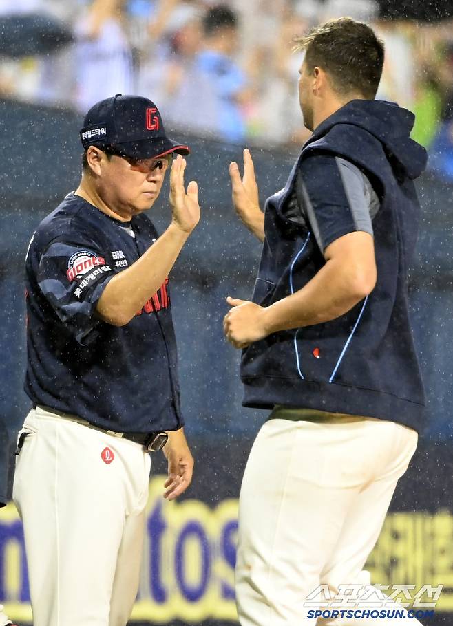 19일 잠실야구장에서 열린 롯데와 LG의 경기, 롯데가 6대1로 승리했다. 승리의 기쁨을 나누는 김태형 감독과 데이비슨의 모습. 잠실=허상욱 기자wook@sportschosun.com/2025.07.19/