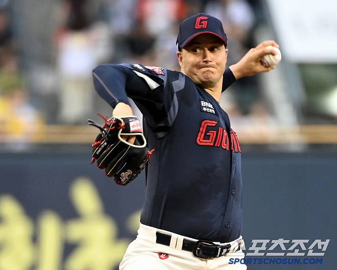 19일 잠실야구장에서 열린 롯데와 LG의 경기, 롯데 선발투수 데이비슨이 역투하고 있다. 잠실=허상욱 기자wook@sportschosun.com/2025.07.19/