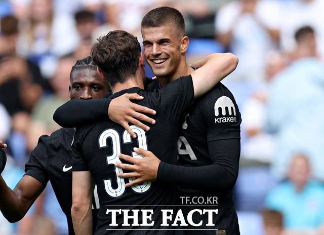 토트넘의 18세 센터백 루카 부슈코비치(오른쪽)는 이적 첫 경기에서 1골 1도움으로 맹활약하며 프랑크 감독의 눈도장을 받았다./토트넘