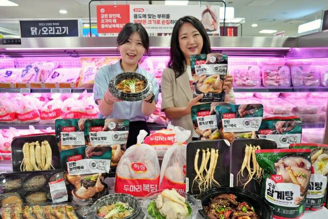 서울시 송파구에 위치한 롯데마트 제타플렉스 잠실점 축산 매대에서 '홈보양식' 행사 상품을 홍보하는 서란영 MD(왼쪽)와 조은비 MD의 모습. (제공=롯데마트·슈퍼)