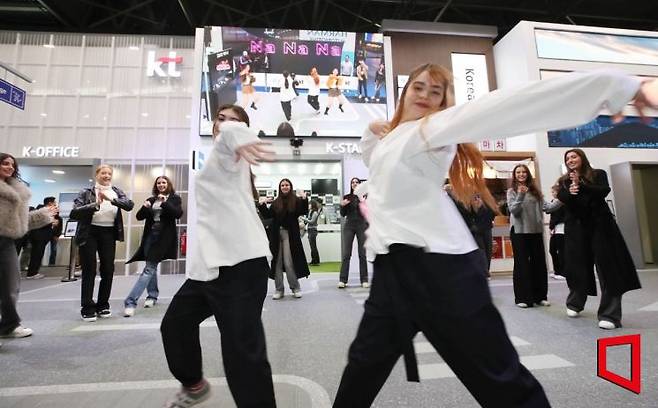 세계 최대 이동통신 전시회 '모바일 월드 콩그레스(MWC) 2025' 개막을 하루 앞둔 3월 2일(현지시간) 스페인 바르셀로나 피라 그란비아 전시장 KT 부스에서 댄서들이 K-팝 춤을 추고 있다. 사진공동취재단