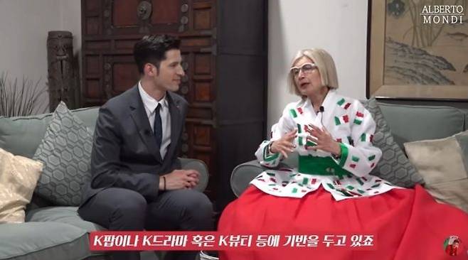 에밀리아 가토 주한 이탈리아 대사가 지난달 2일 서울 용산구 주한 이탈리아 대사관저에서 이탈리아 출신 방송인 알베르토 몬디와 인터뷰 하고 있다. 유튜브 채널 ‘알베르토 몬디’ 캡처
