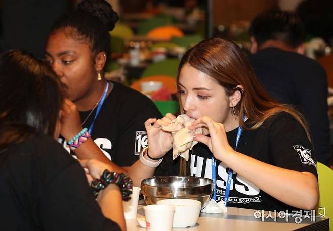 서울 소재 한 대학 여름학교에 참가한 외국인 학생들이 초복을 맞아 삼계탕을 먹고 있다. 아시아경제DB