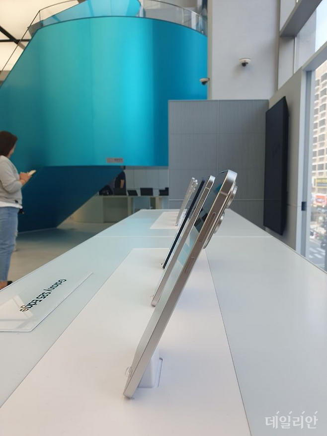 갤럭시 S 시리즈 중 가장 얇은 초슬림폰 '갤럭시 S25 엣지'. 두께 5.8mm, 무게 163g다.ⓒ데일리안 조인영 기자