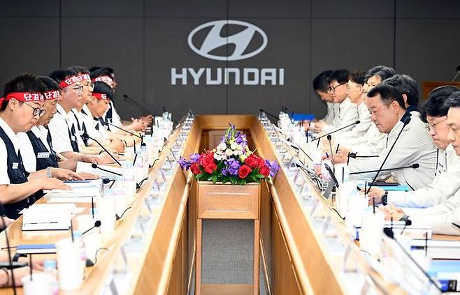 현대자동차 노사가 울산공장 본관 동행룸에서 2025년 임금 및 단체협약을 위한 상견례를 하고 있다.ⓒ현대자동차