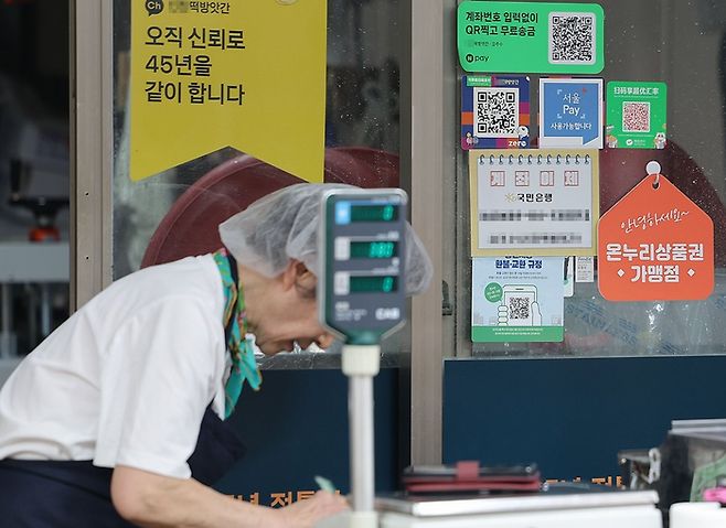 지난 6일 서울의 한 전통시장 점포에 기존 골목경제 소비 활성화를 위한 온누리상품권 가맹 팻말이 붙어 있다. ⓒ연합뉴스