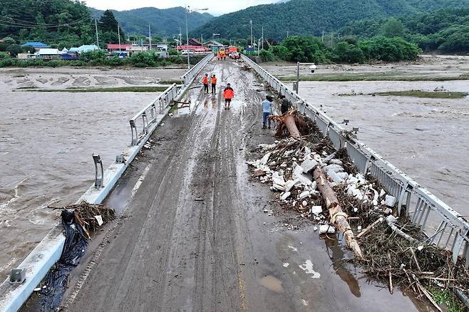 20일 경기 가평군 조종면 대보교에서 물이 범람하는 사고가 발생해 소방대원들이 현장을 통제하고 있다. 2025.7.20/뉴스1