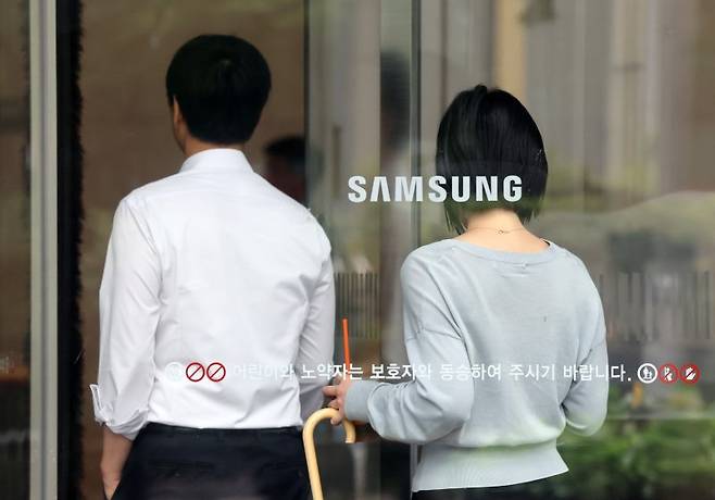 지난 17일 오후 서울 서초구 삼성전자 서초사옥에 직원들이 출입하고 있다. /사진=뉴시스
