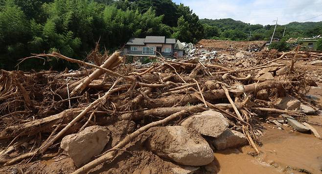 20일 오후 경남 산청군 산청읍 부리 내부마을이 전날 내린 폭우와 산사태로 폐허가 돼 있다. 연합뉴스