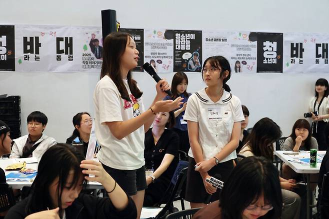 ‘2025년 청소년이 바라는 대통령의 덕목’을 주제로 ‘청소년 공론장’이 서울 성동구 언더스탠드에비뉴 아트스탠드에서 열린 지난 19일 오후 참석자들이 사회자와 의견을 나누고 있다. 김혜윤 기자 unique@hani.co.kr