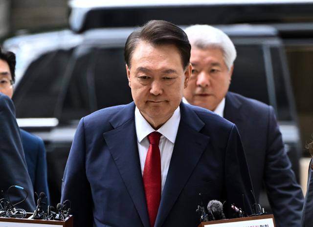 윤석열 전 대통령이 9일 서울 서초구 서울중앙지법에서 열린 구속 전 피의자 심문에 출석하고 있다. 사진공동취재단