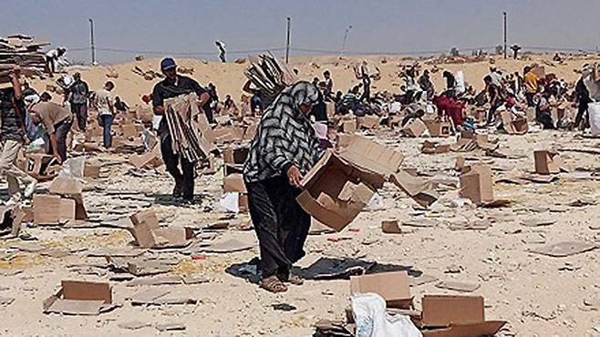 구호품 배급소 인근에 모여든 팔레스타인 사람들