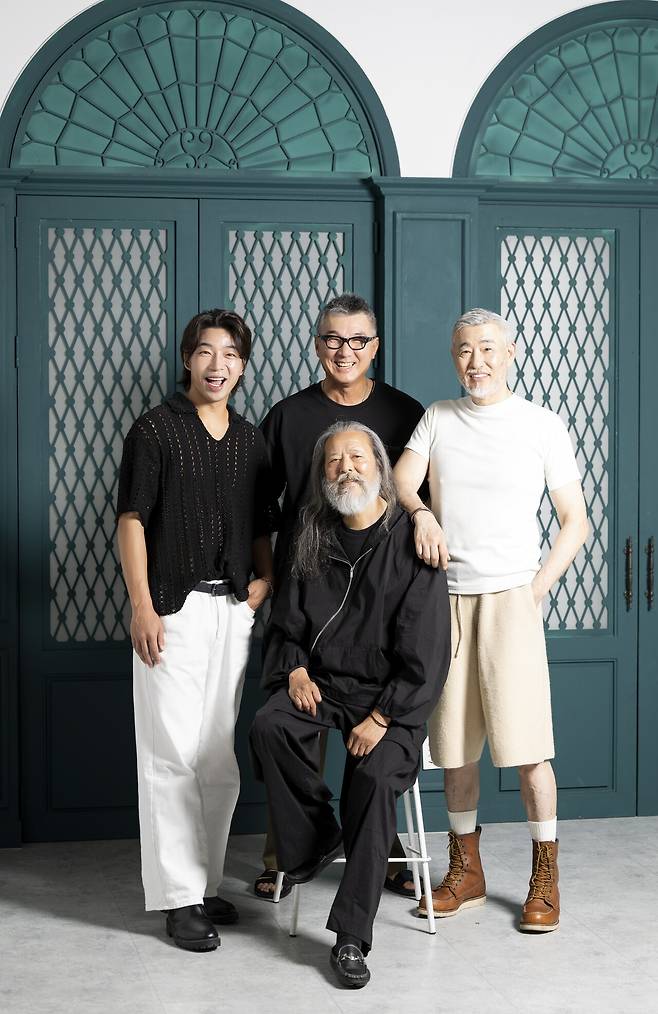 (뒷줄 왼쪽부터)신재윤·장세진·박윤섭 씨. (앞줄)김칠두 씨. 실버웨이는 외연 확장을 위해 최근 인플루언서 신재윤 씨를 영입했다. 최영재 기자