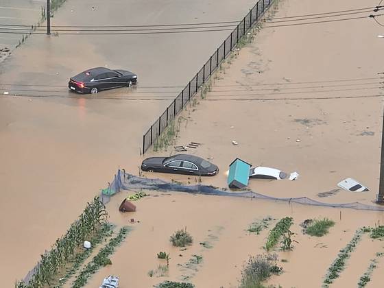 광주광역시 전 지역에 호우경보가 발효된 지난 17일 오후 광주 북구 신용동 일대 도로가 침수돼 차량들이 물에 잠겨 있다. 연합뉴스