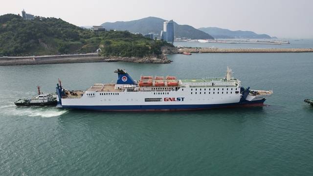 ▲ 8월부터 운항 재개에 들어가는 러시아 블라디보스토크 카페리 정기항로에 투입될 ‘GNLst Grace’호가 운반되고 있다.