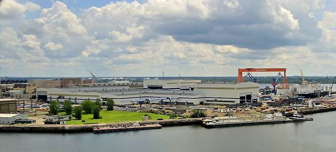 95번도로 지라드포인트 대교에서 내려다 본 한화 필리십야드 전경. 주황색으로 도색한 골리앗 크레인이 보인다. /필라델피아=이상은 특파원