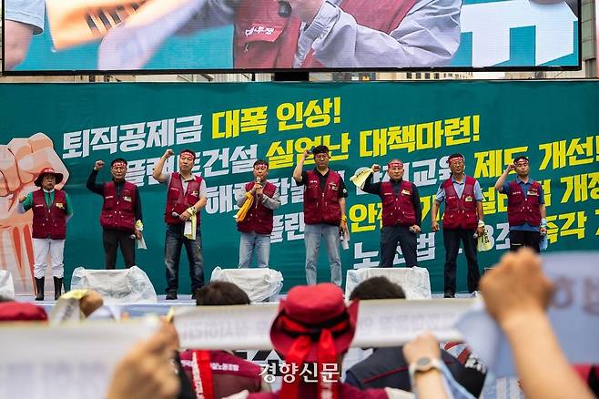 민주노총 건설산업연맹 전국플랜트건설노조 조합원 1만여명은 19일 서울 용산 대통령실 앞에서 총파업 집회를 열고 노후설비 유지보수, 교체 관리 기준을 마련하라고 촉구했다.