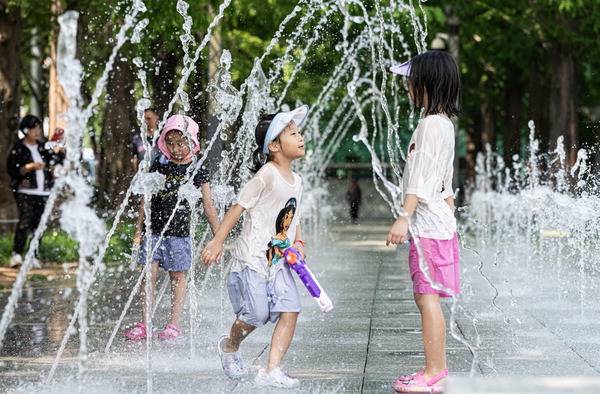 부산 부산진구 송상현광장 바닥분수를 찾은 어린이들이 물놀이를 하며 더위를 식히고 있다. 국제신문DB