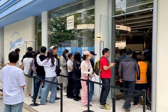 지난 5월 벤슨 플래그십 스토어 1호점 ‘벤슨 크리머리 서울’에 방문객들이 줄 서 있다. 베러스쿱크리머리 제공