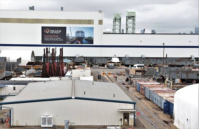 한화필리십야드 조립공장 전경. 한화오션 제공